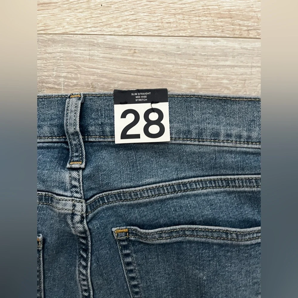 NWT GAP Women’s Classic Mid Rise Straight Jeans Medium Wash - Size 28/6 - Picture 8 of 8